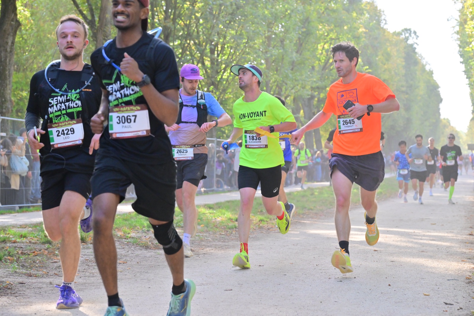 Le duo A2CMieux Alexandre et Thibaut au milieu du peloton du semi-marathon du Bois de Vincennes.